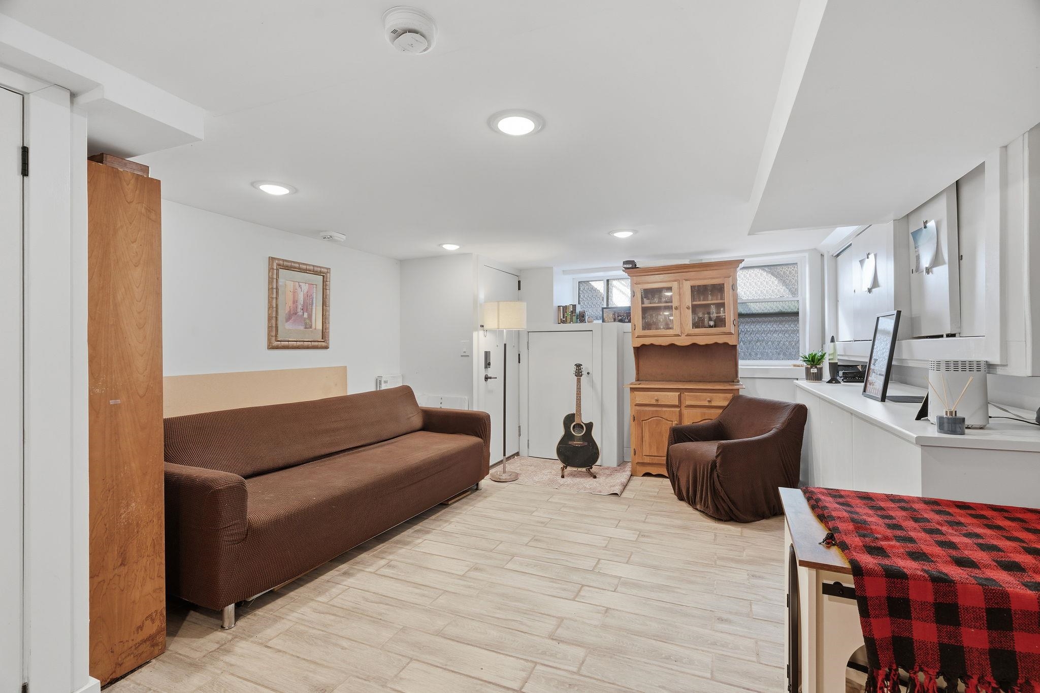 684 SUMMIT AVE Unit: 1