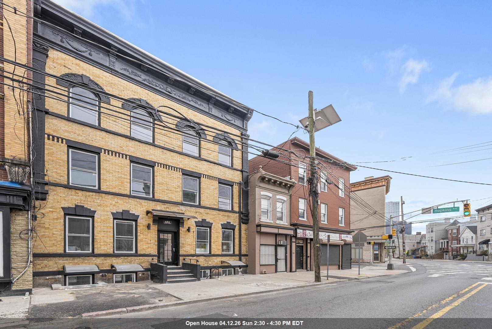 684 SUMMIT AVE Unit: 1