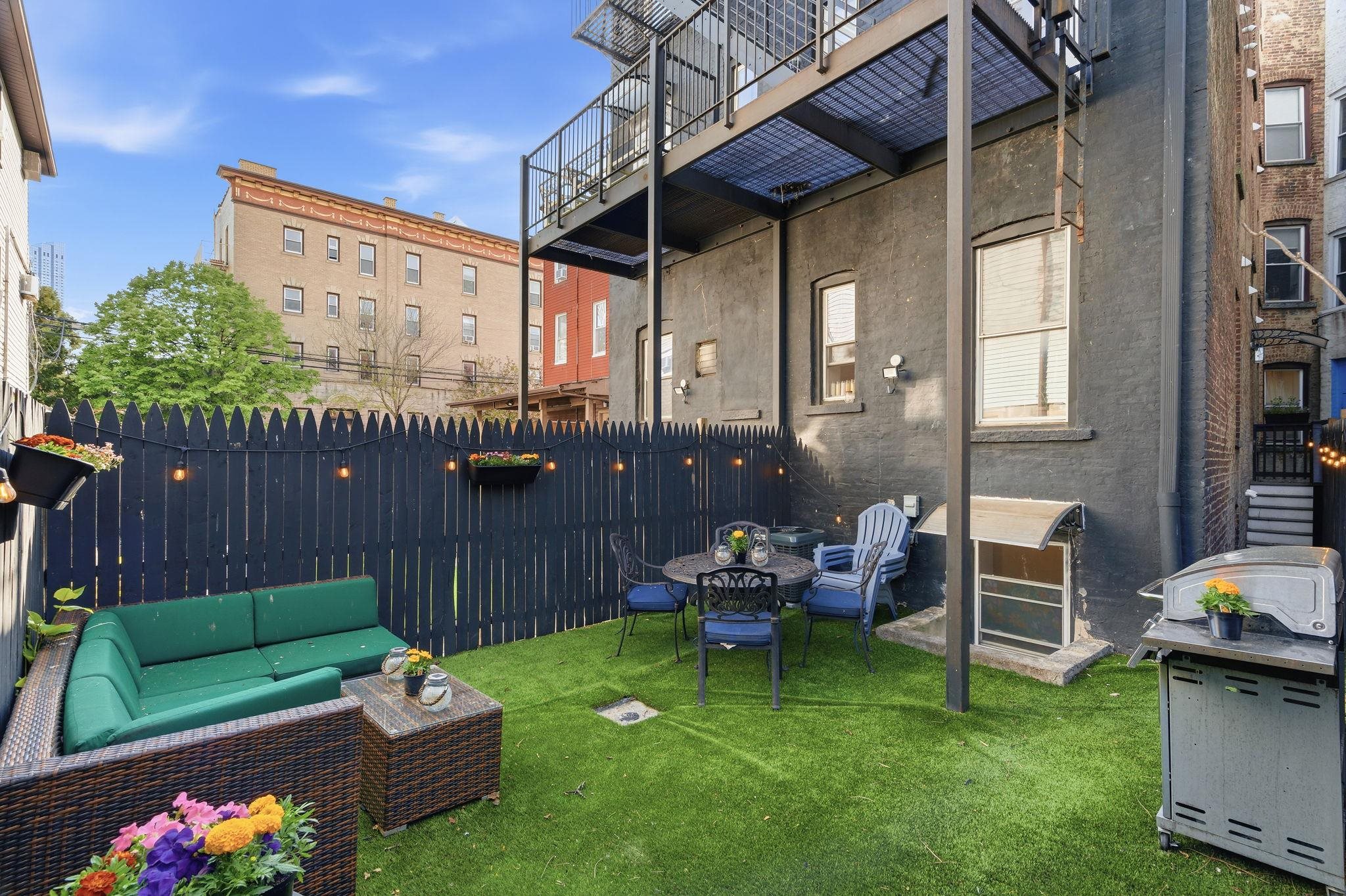 684 SUMMIT AVE Unit: 1