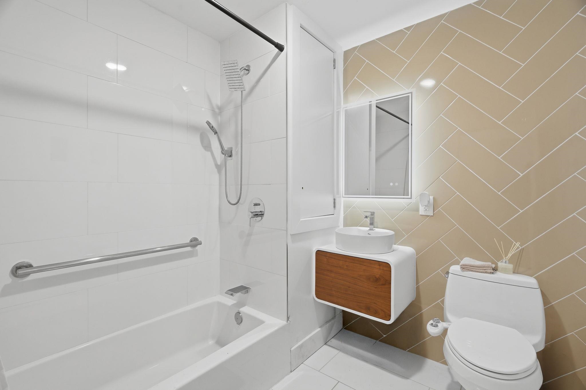 684 SUMMIT AVE Unit: 1