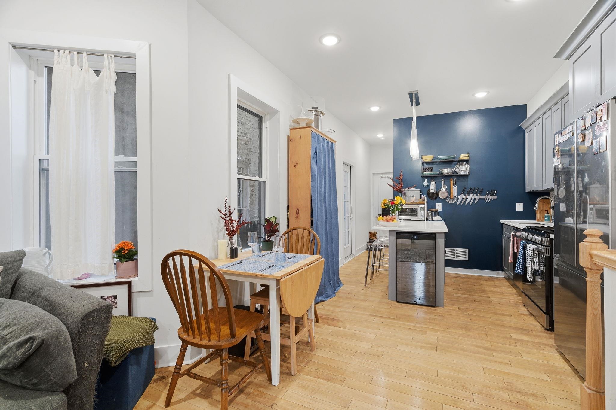 684 SUMMIT AVE Unit: 1