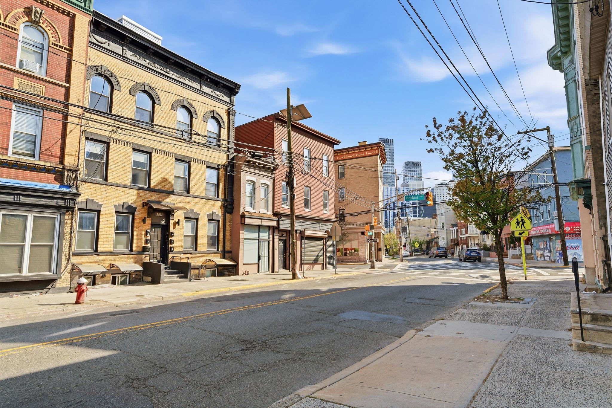 684 SUMMIT AVE Unit: 1