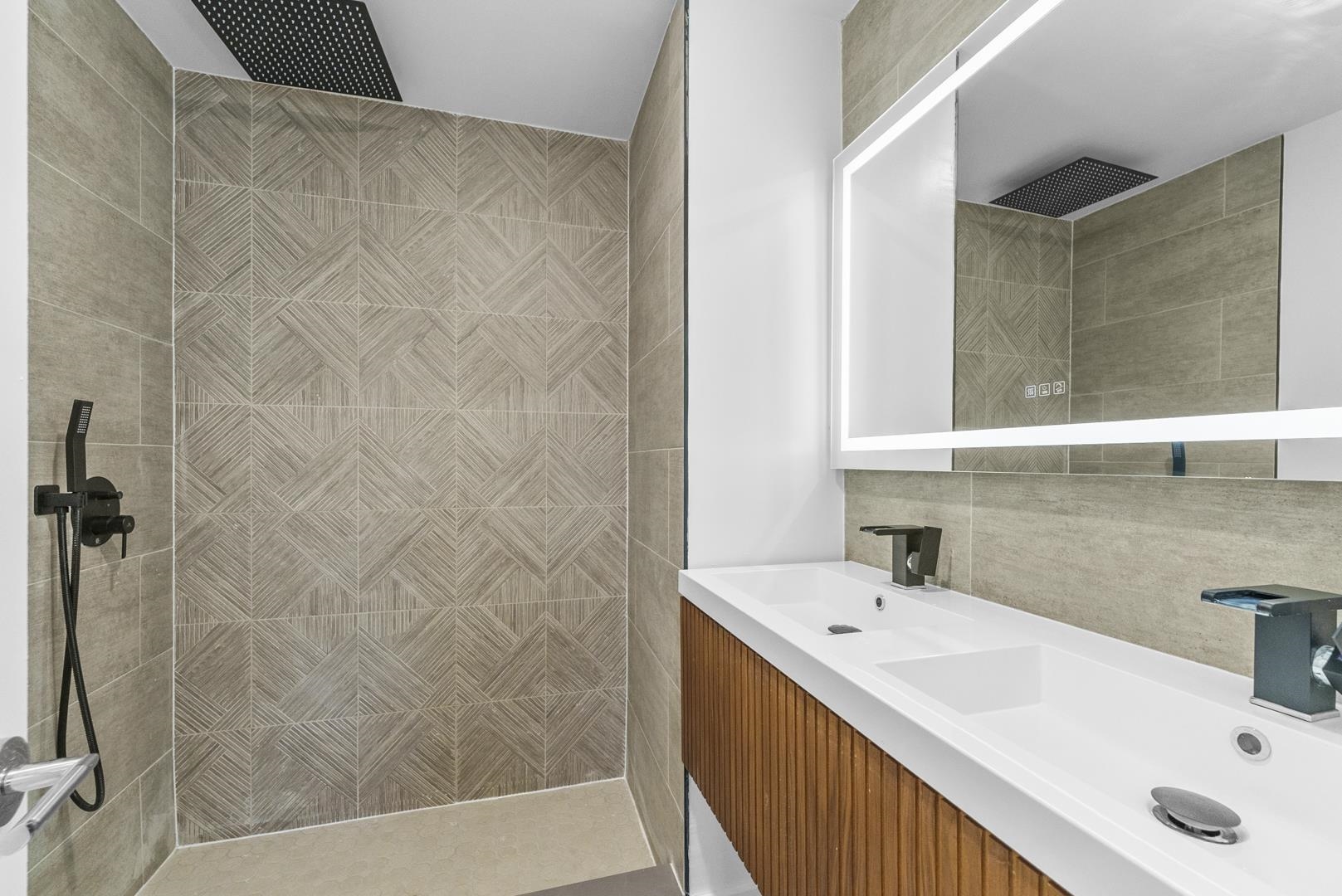 684 SUMMIT AVE Unit: 1