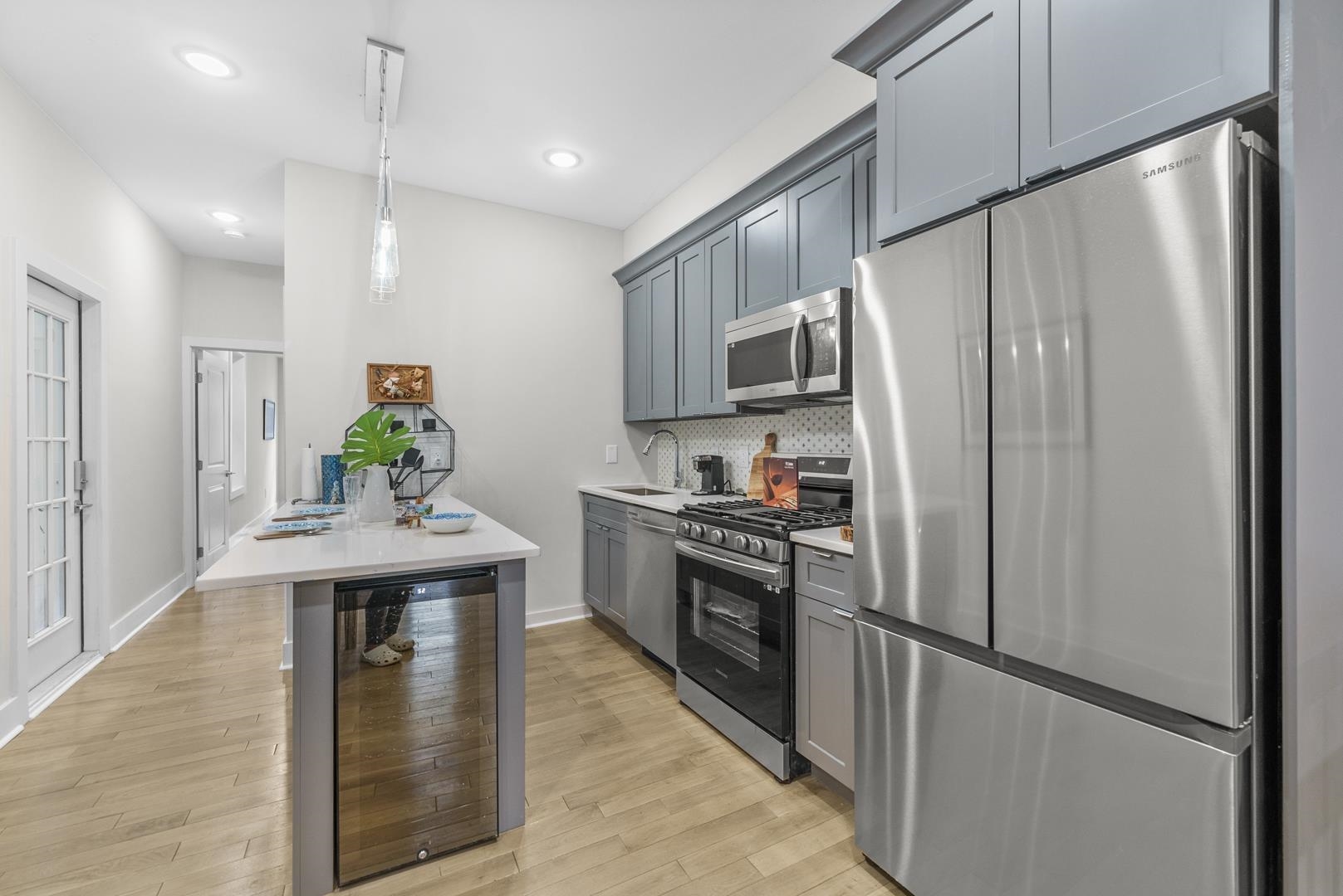 684 SUMMIT AVE Unit: 1