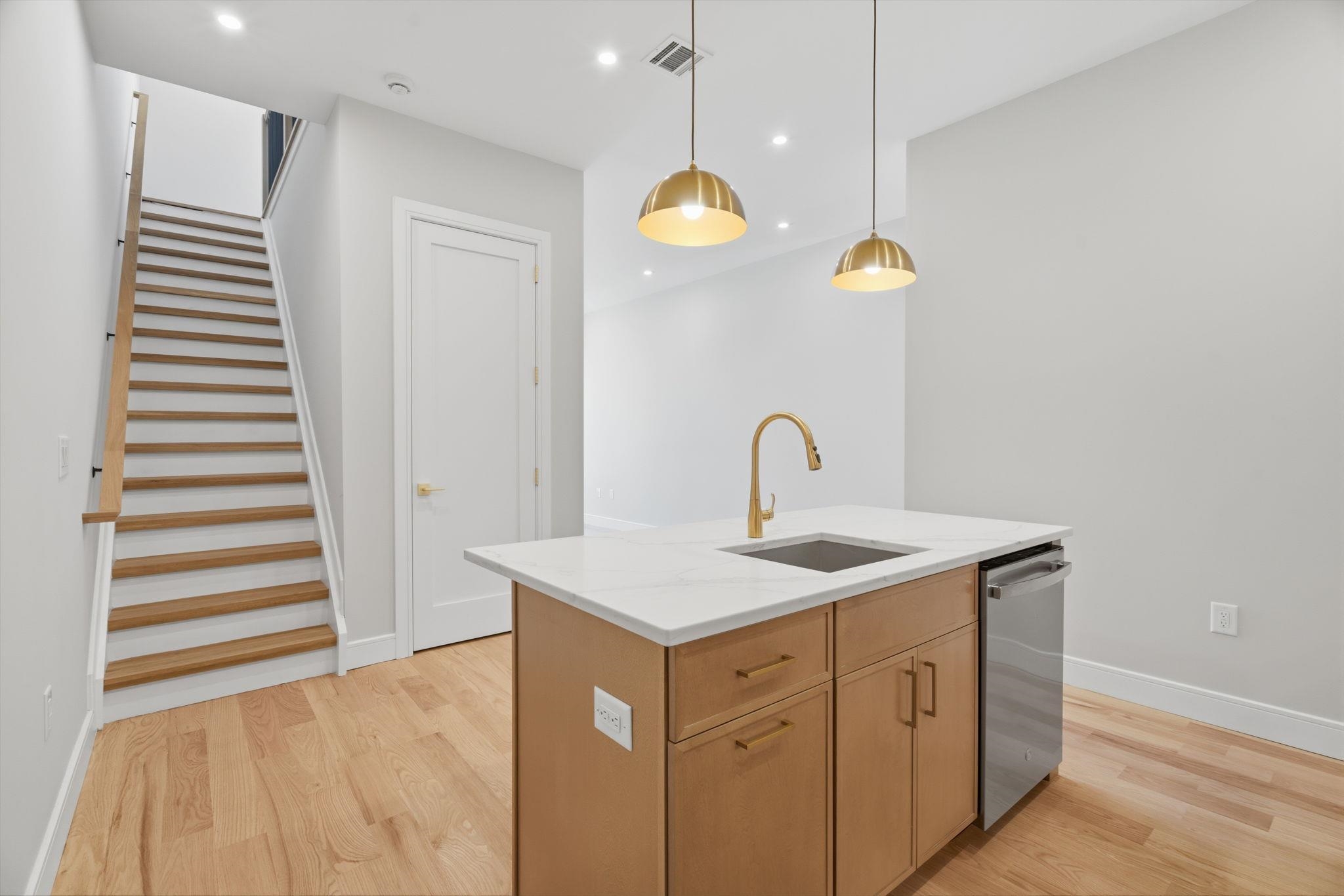 29 CLINTON AVE Unit: 2