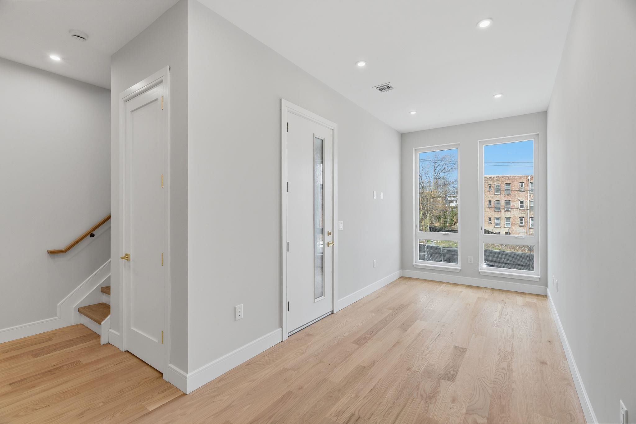 29 CLINTON AVE Unit: 2