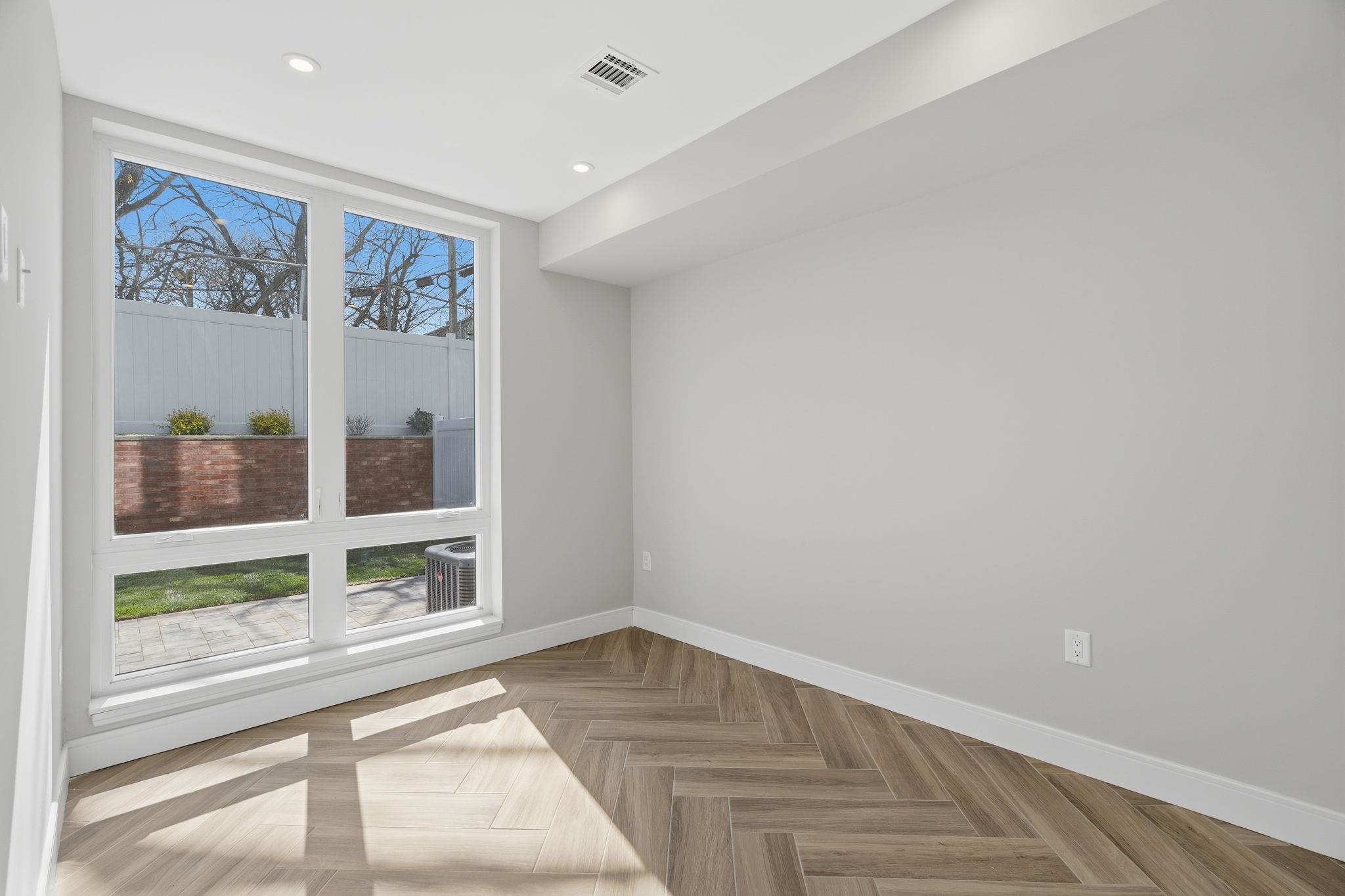 29 CLINTON AVE Unit: 1