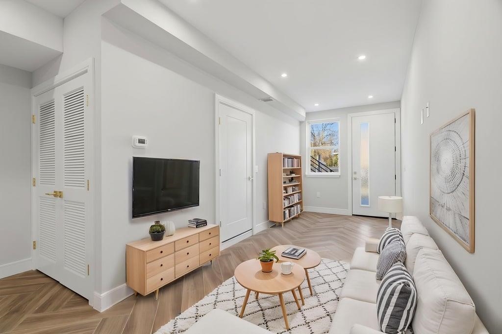 29 CLINTON AVE Unit: 1