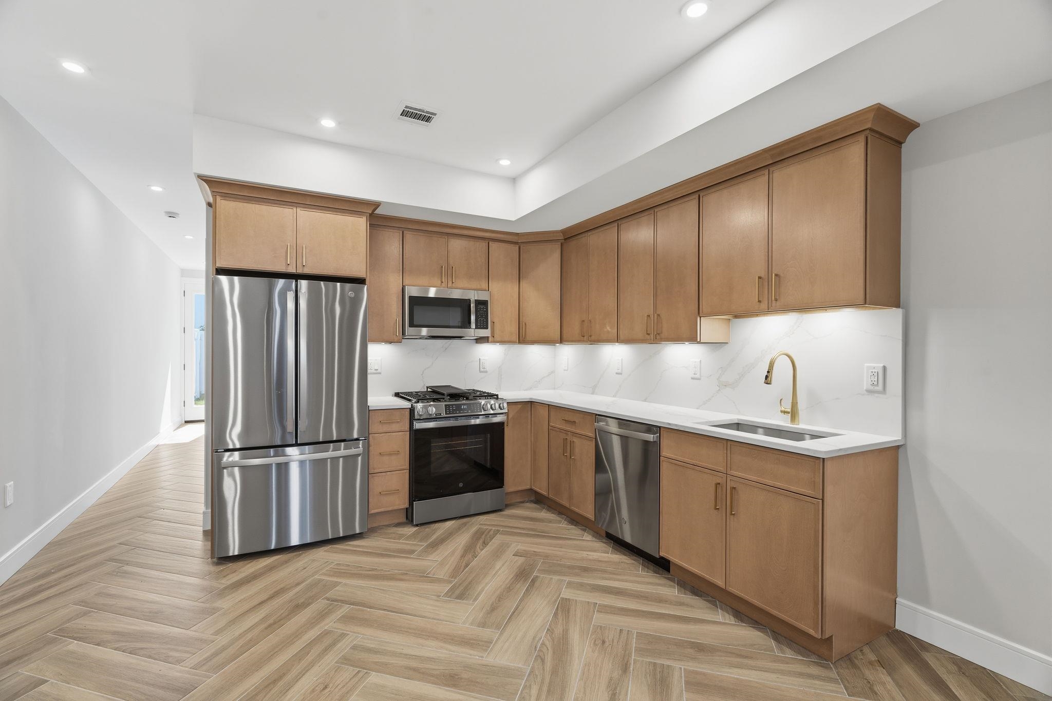 29 CLINTON AVE Unit: 1