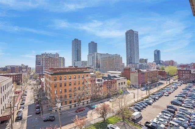 135 MONTGOMERY ST Unit: 8E