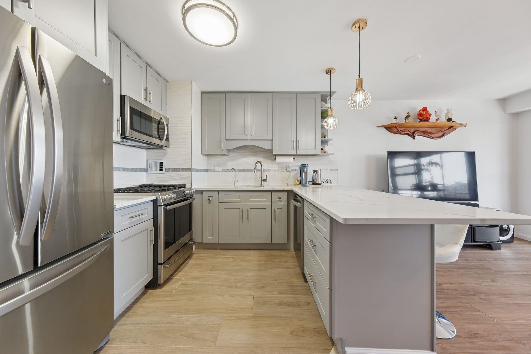 135 MONTGOMERY ST Unit: 18E