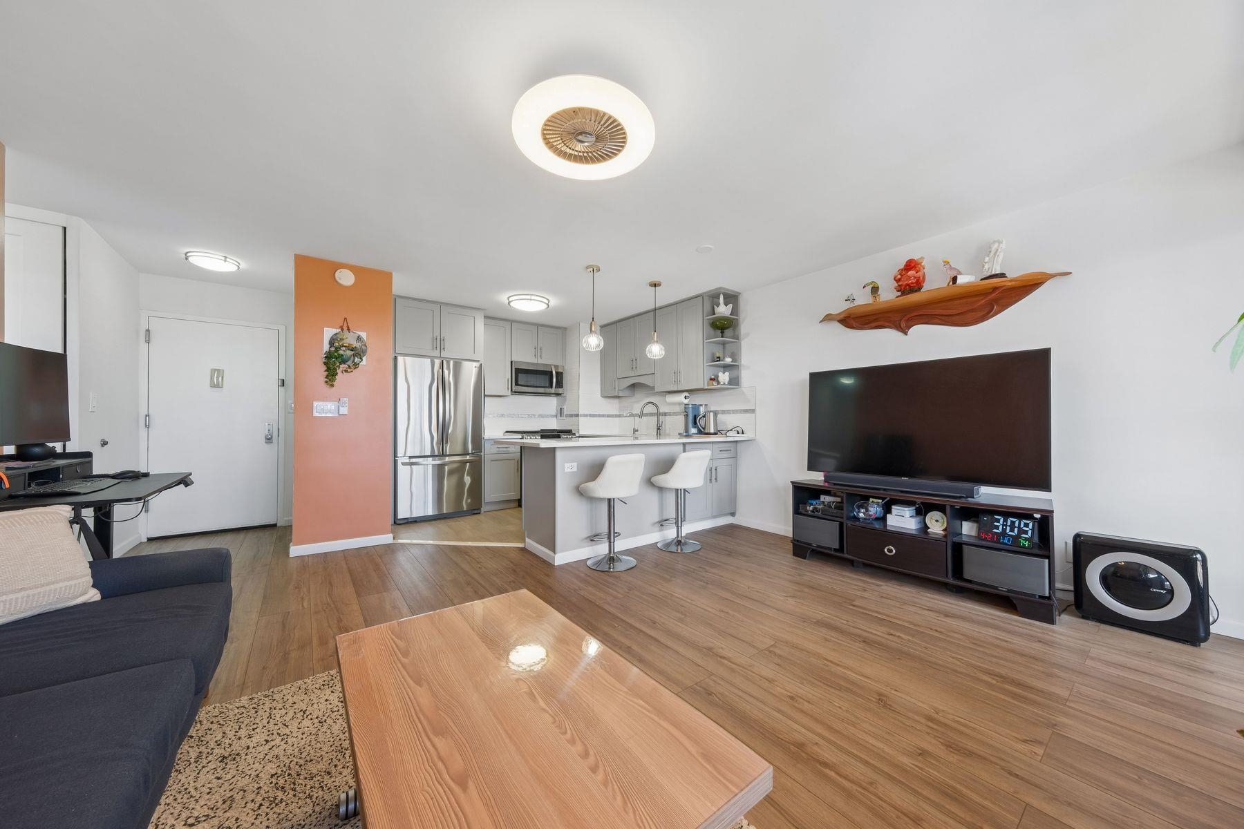135 MONTGOMERY ST Unit: 18E