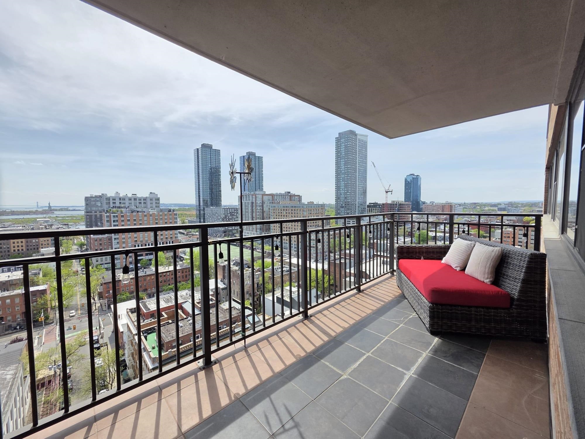 135 MONTGOMERY ST Unit: 18E