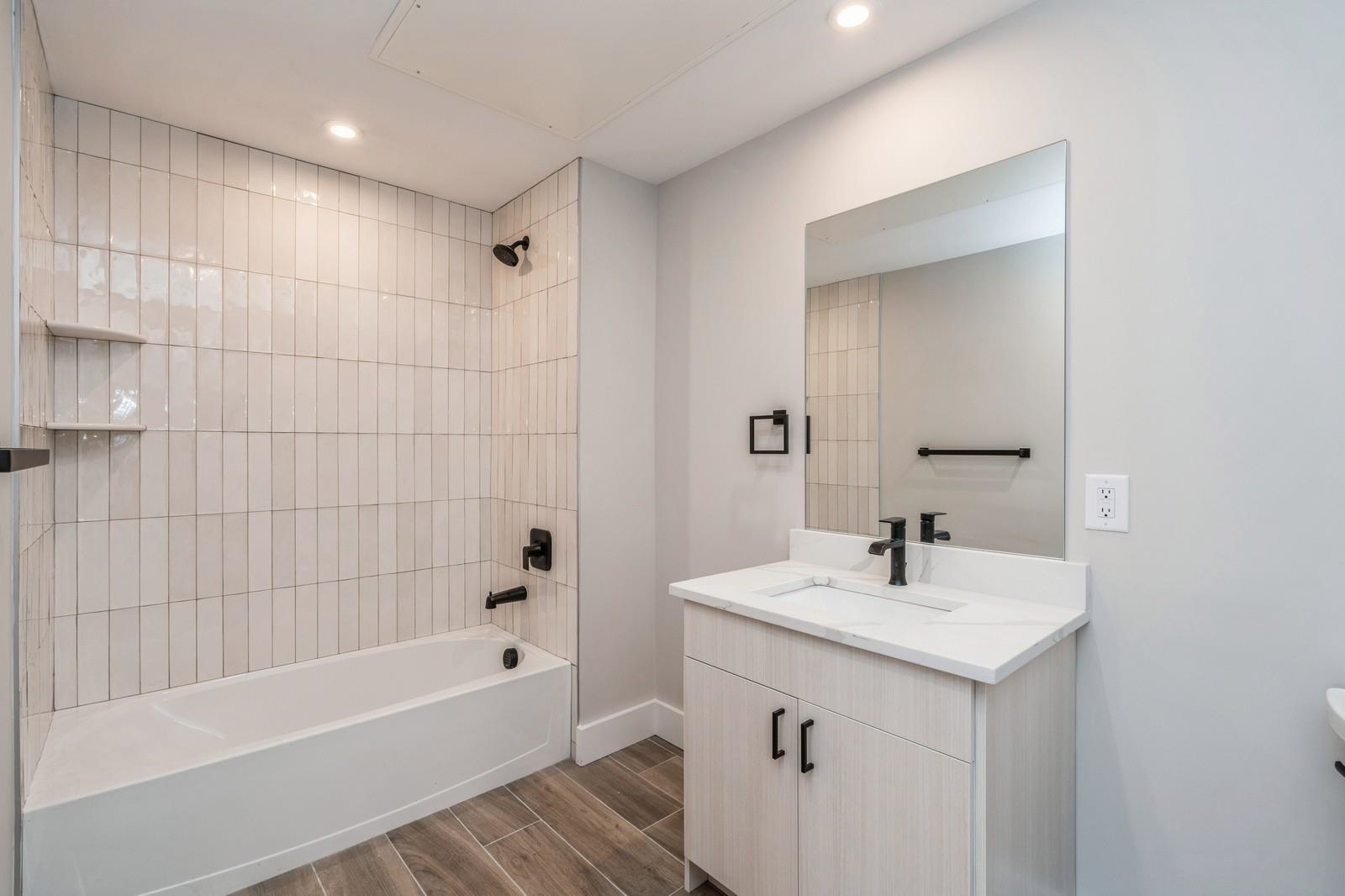 201-205 RANDOLPH AVE Unit: 105