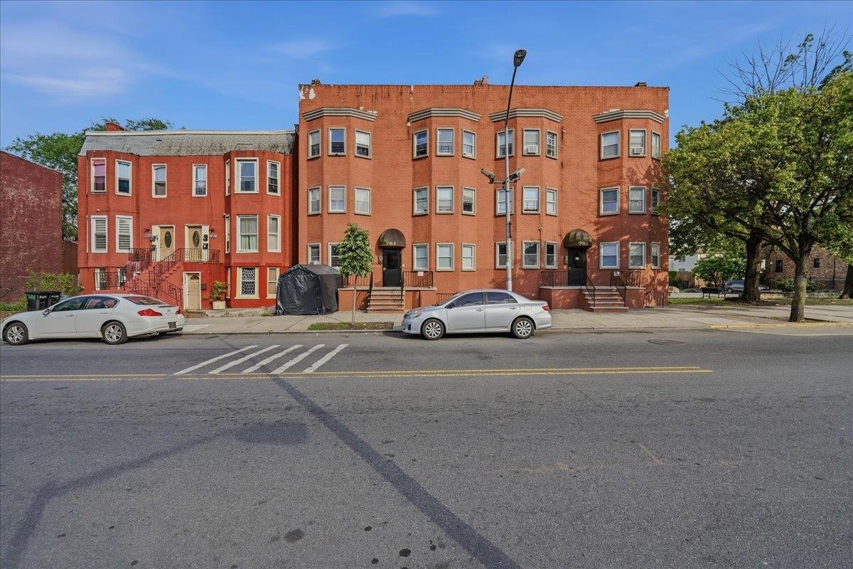 784 OCEAN AVE Unit: 1RF