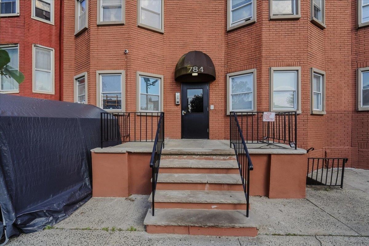 784 OCEAN AVE Unit: 1RF