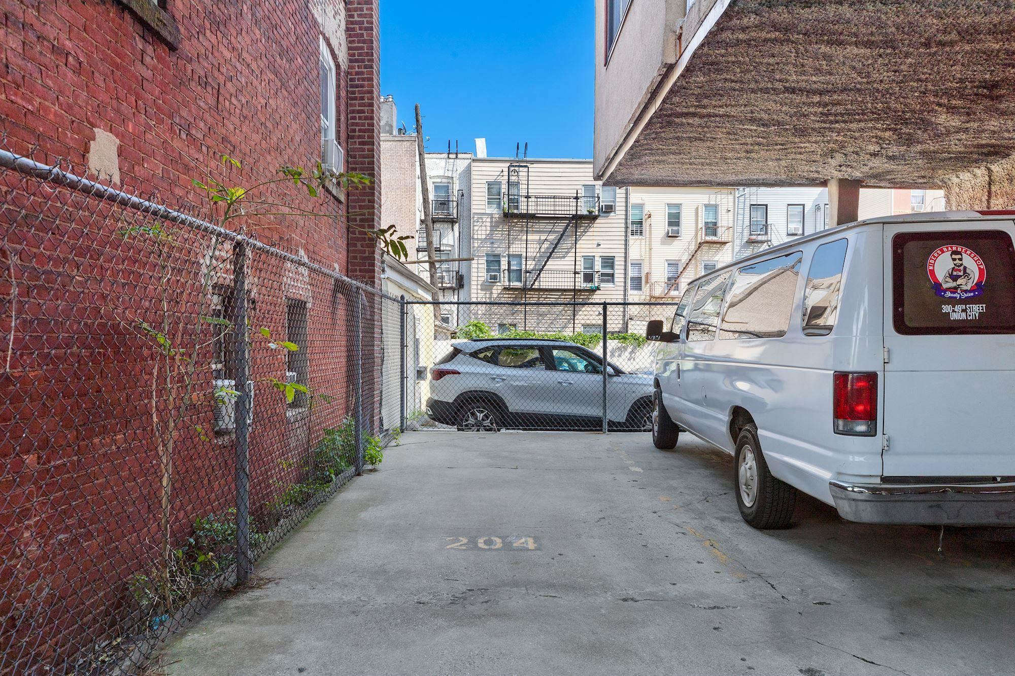 318 38TH ST Unit: 204