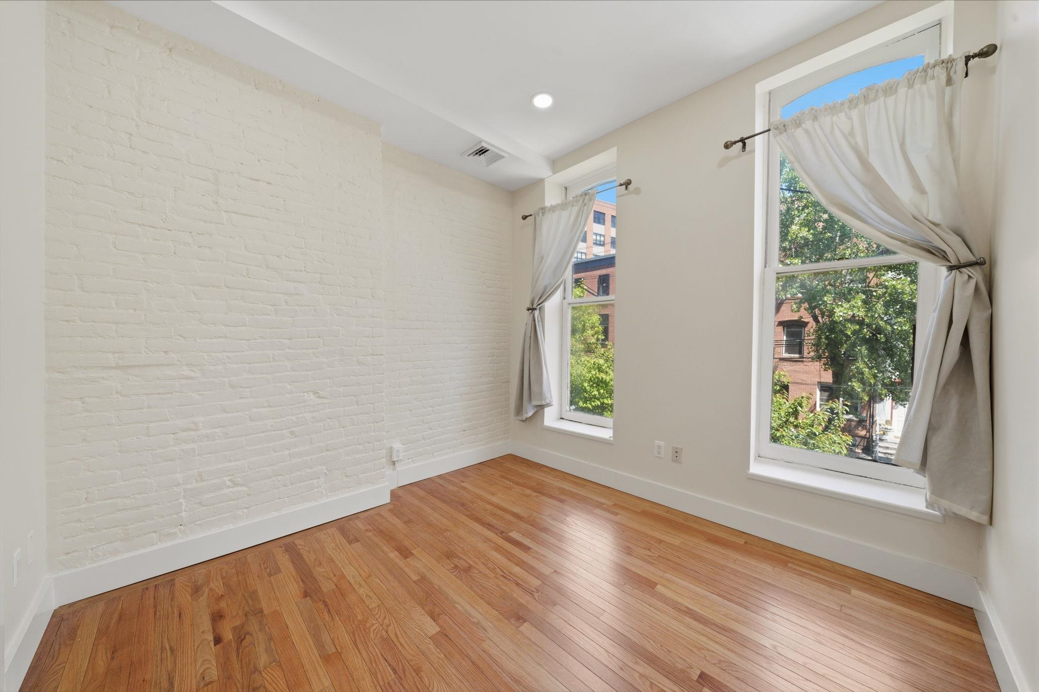 213 YORK ST Unit: 2