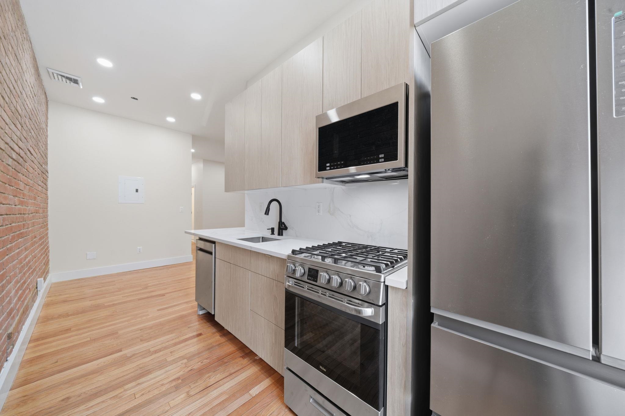 213 YORK ST Unit: 2