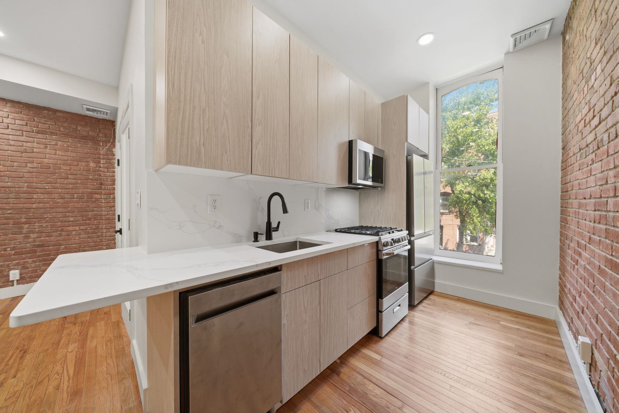 213 YORK ST Unit: 2