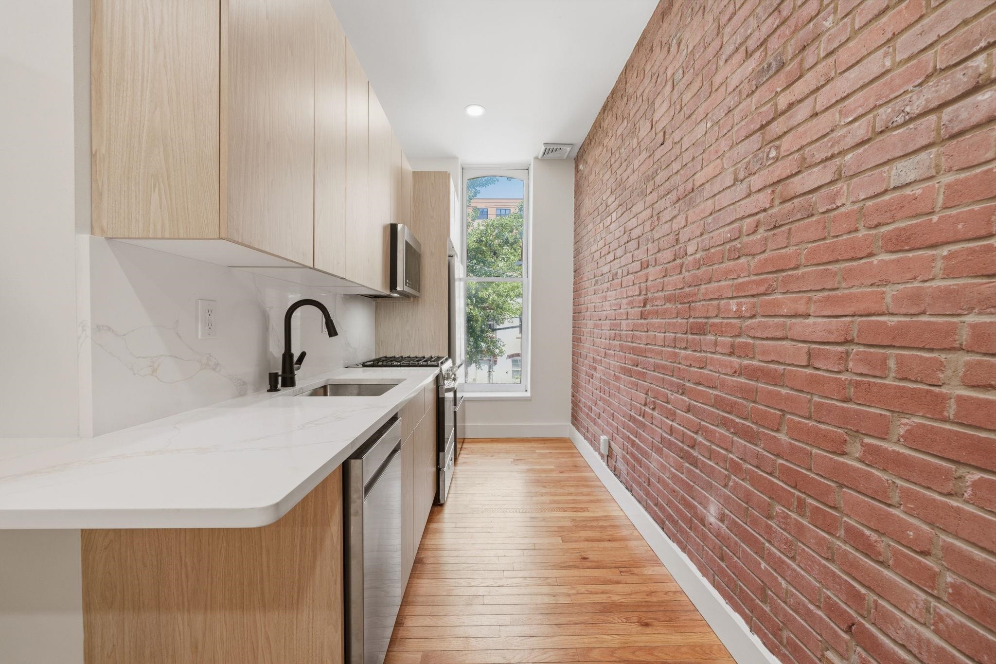 213 YORK ST Unit: 2