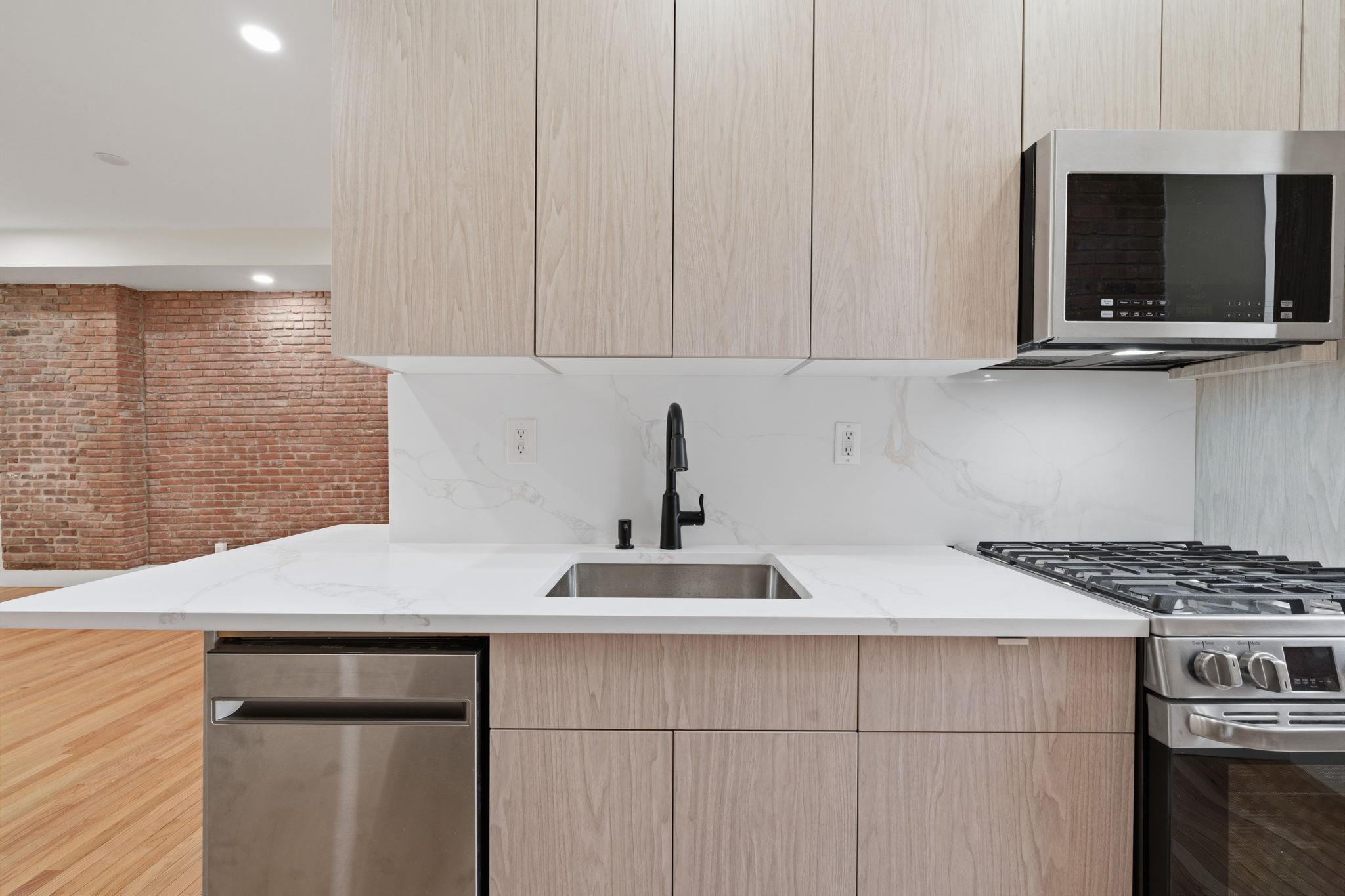 213 YORK ST Unit: 2