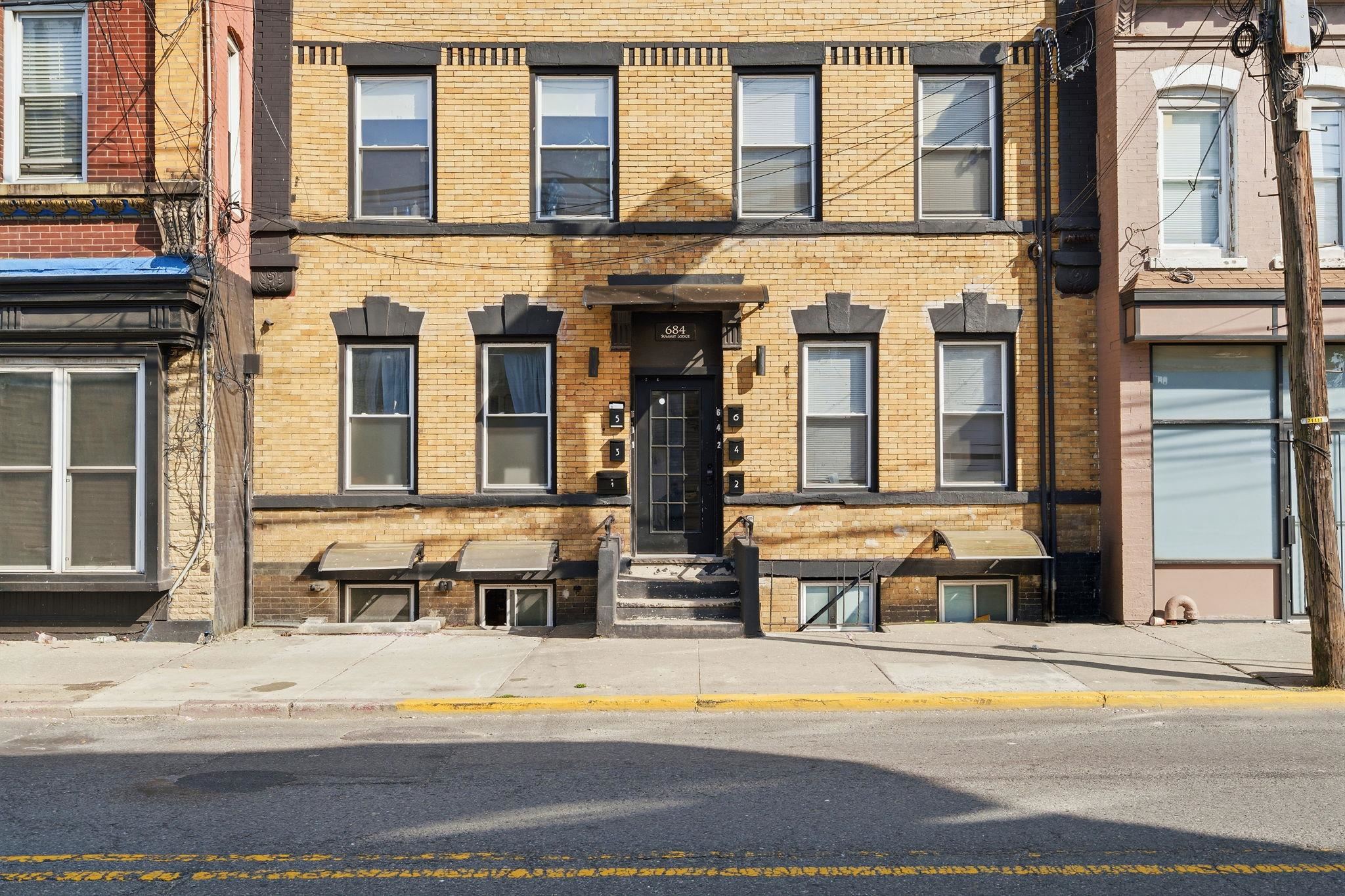684 SUMMIT AVE Unit: 1