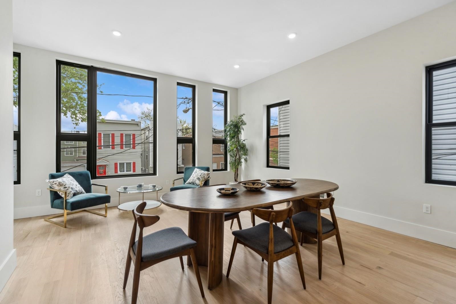 220 FREEMAN AVE Unit: 1