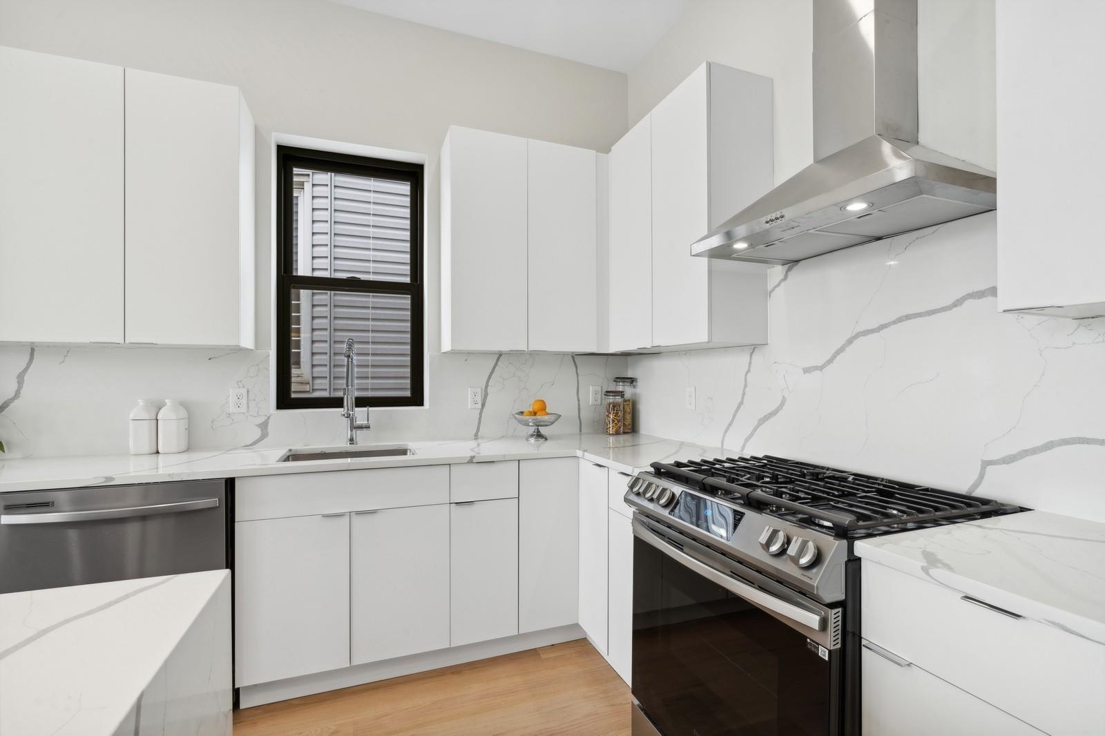 220 FREEMAN AVE Unit: 1