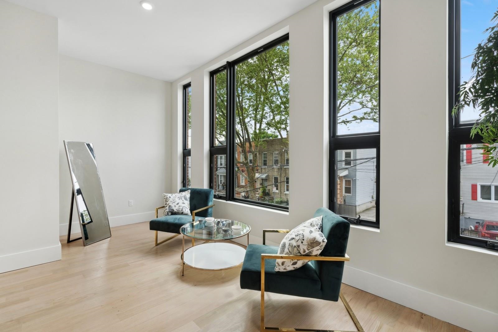 220 FREEMAN AVE Unit: 1