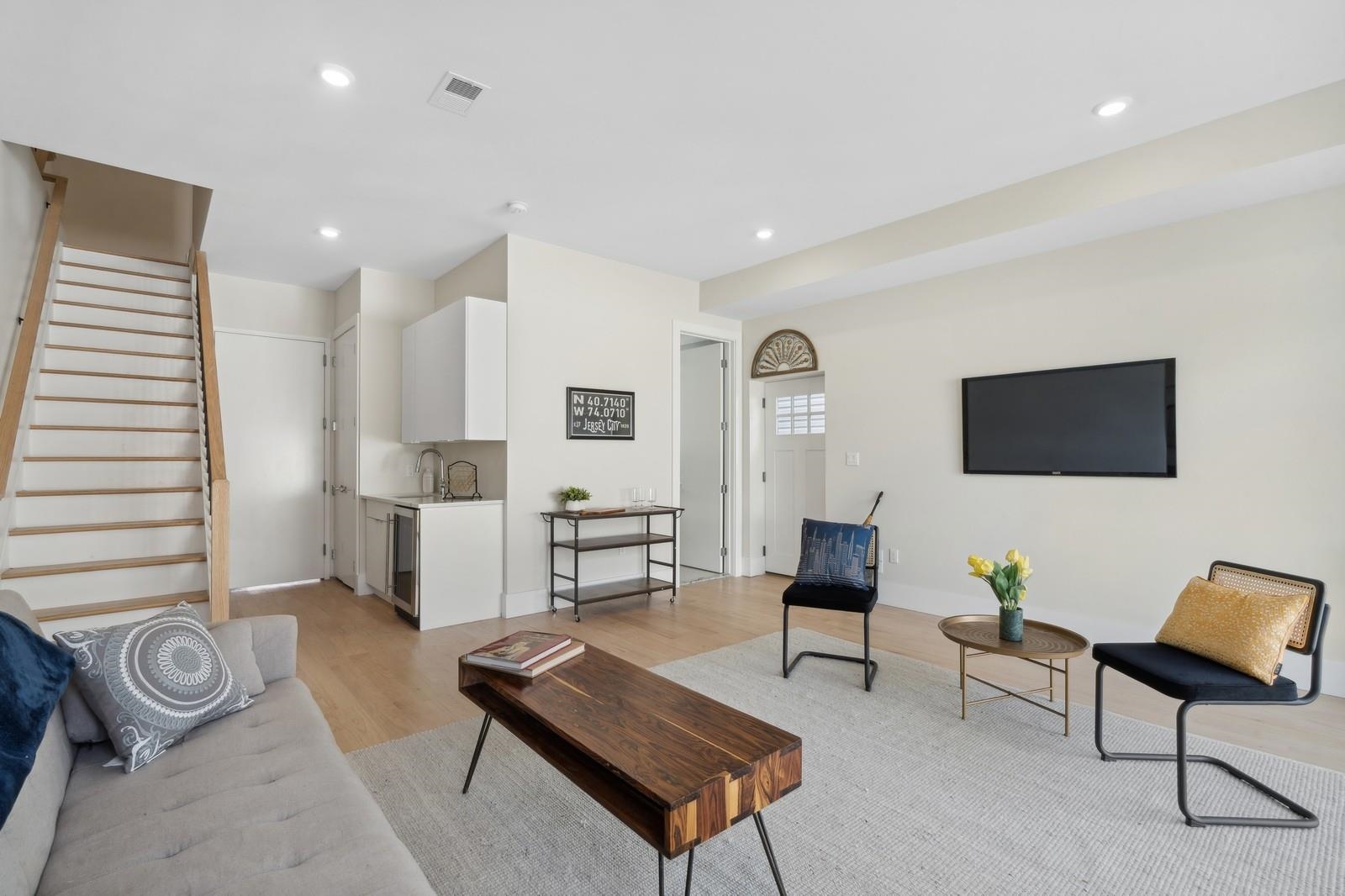 220 FREEMAN AVE Unit: 1