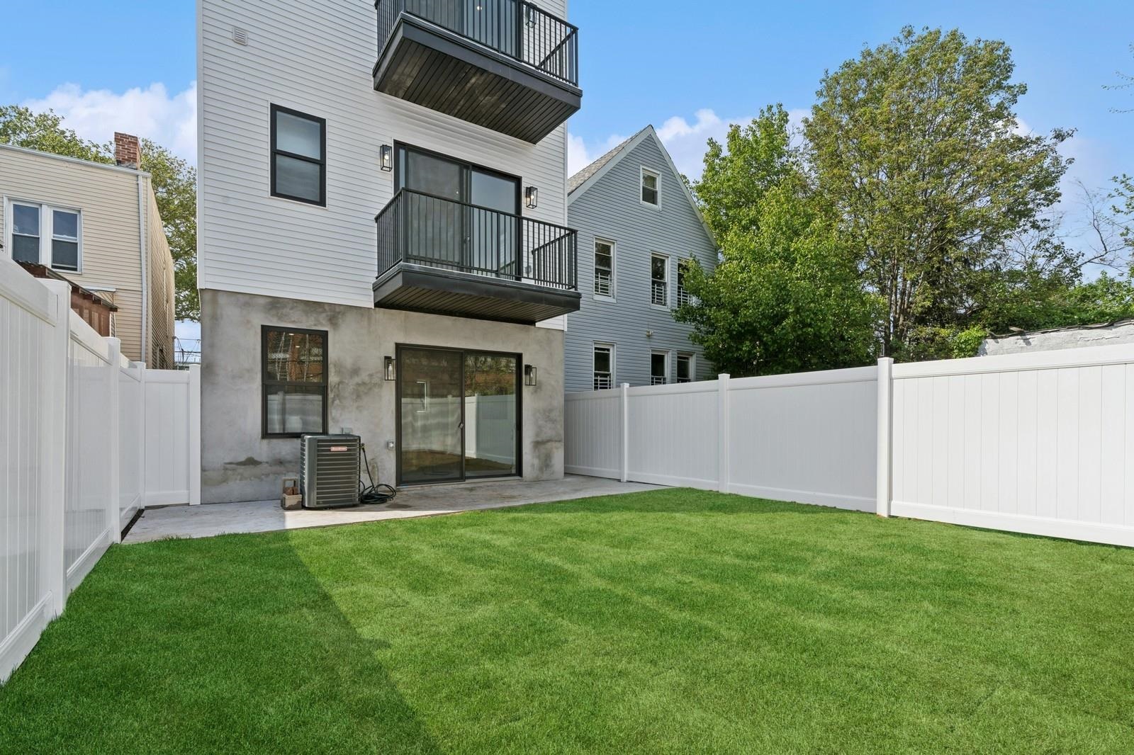 220 FREEMAN AVE Unit: 1