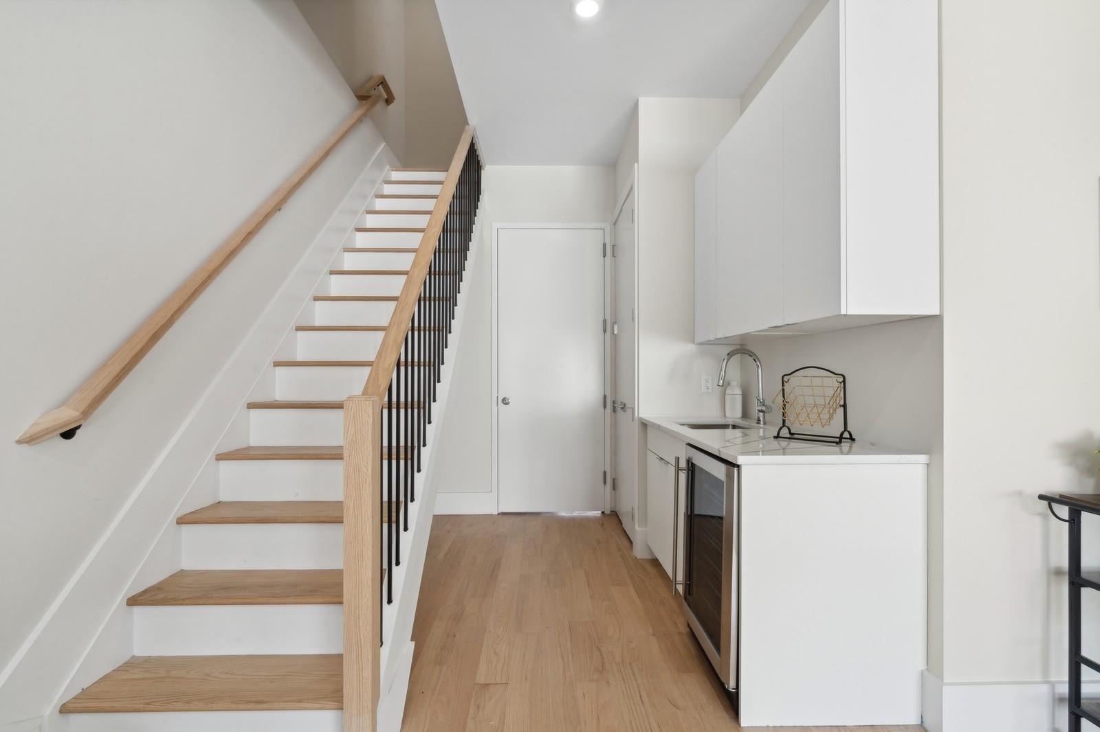 220 FREEMAN AVE Unit: 1