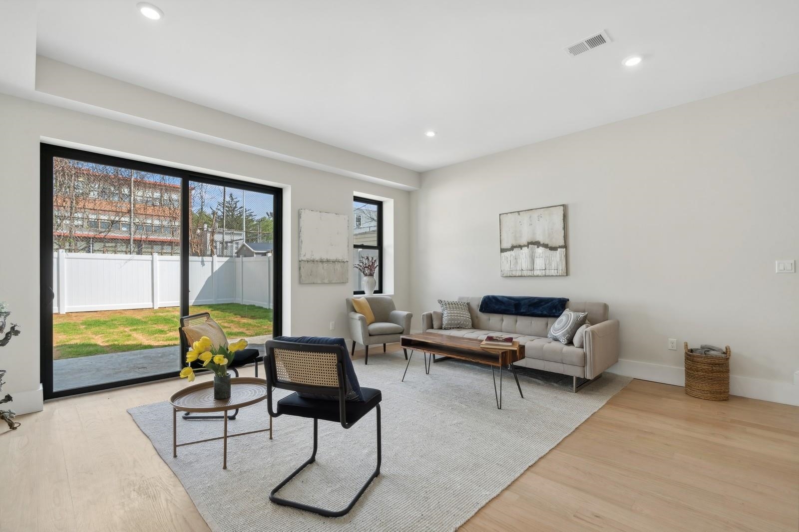 220 FREEMAN AVE Unit: 1