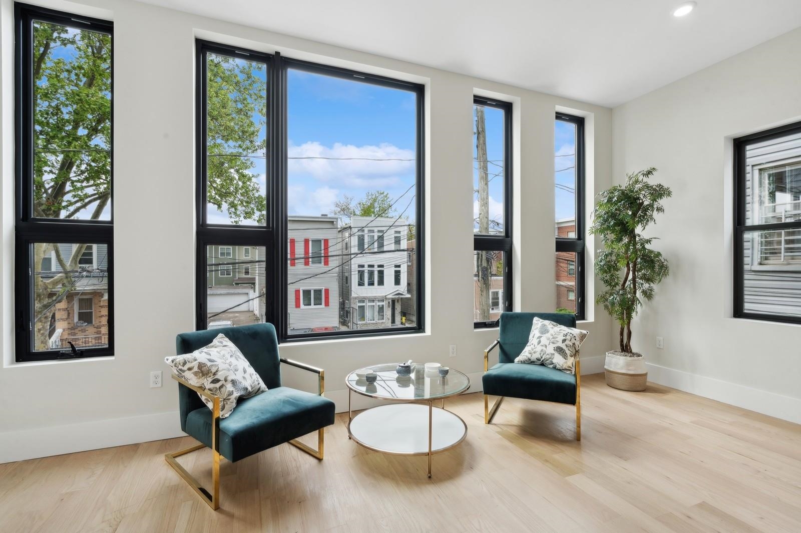 220 FREEMAN AVE Unit: 1
