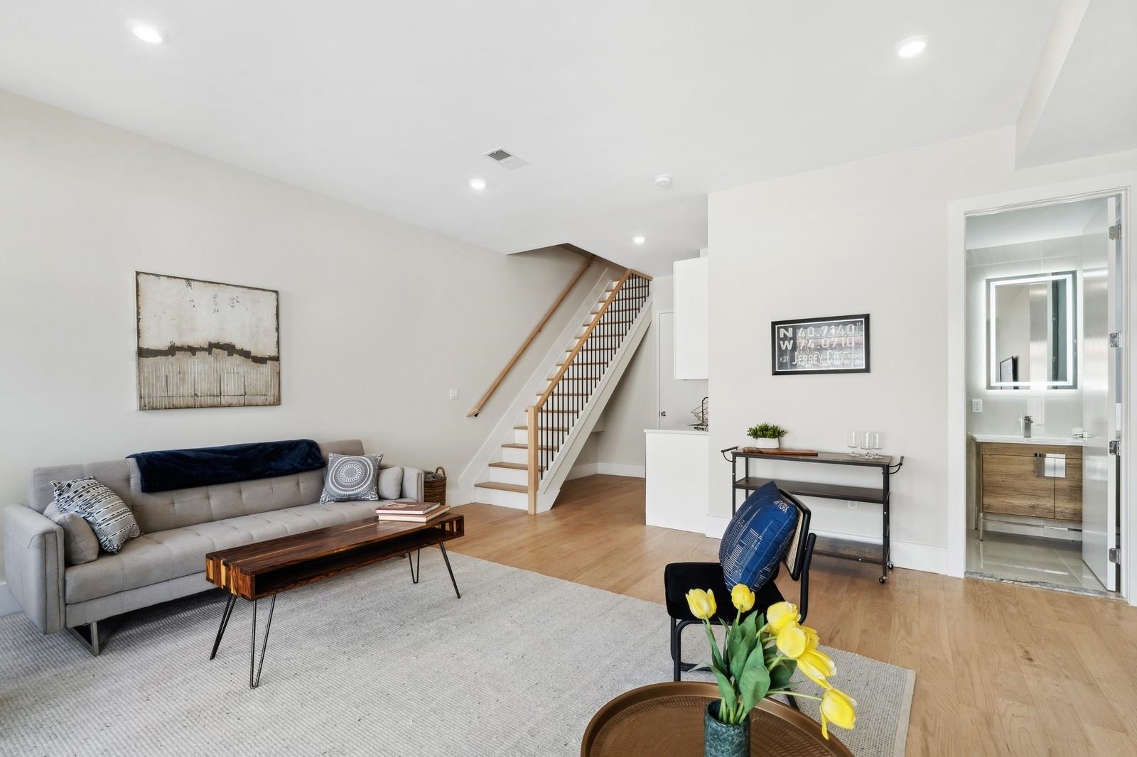 220 FREEMAN AVE Unit: 1