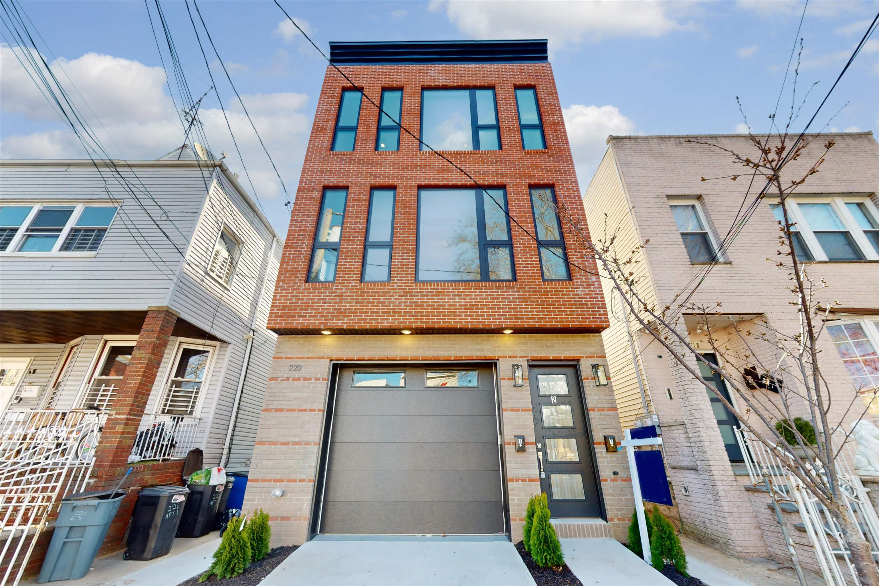 220 FREEMAN AVE Unit: 1