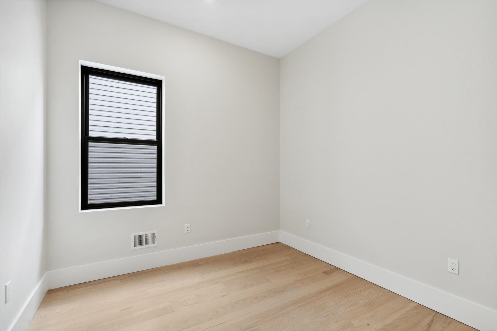 220 FREEMAN AVE Unit: 1