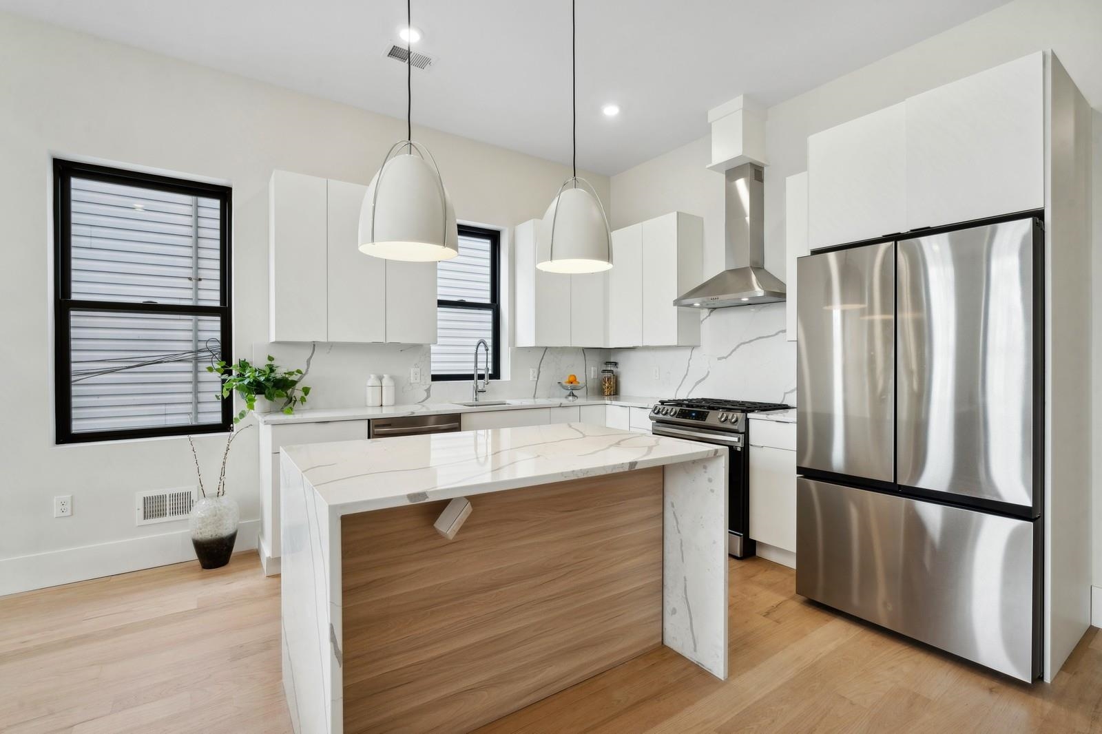 220 FREEMAN AVE Unit: 1