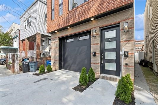 220 FREEMAN AVE Unit: 2
