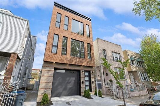 220 FREEMAN AVE Unit: 2