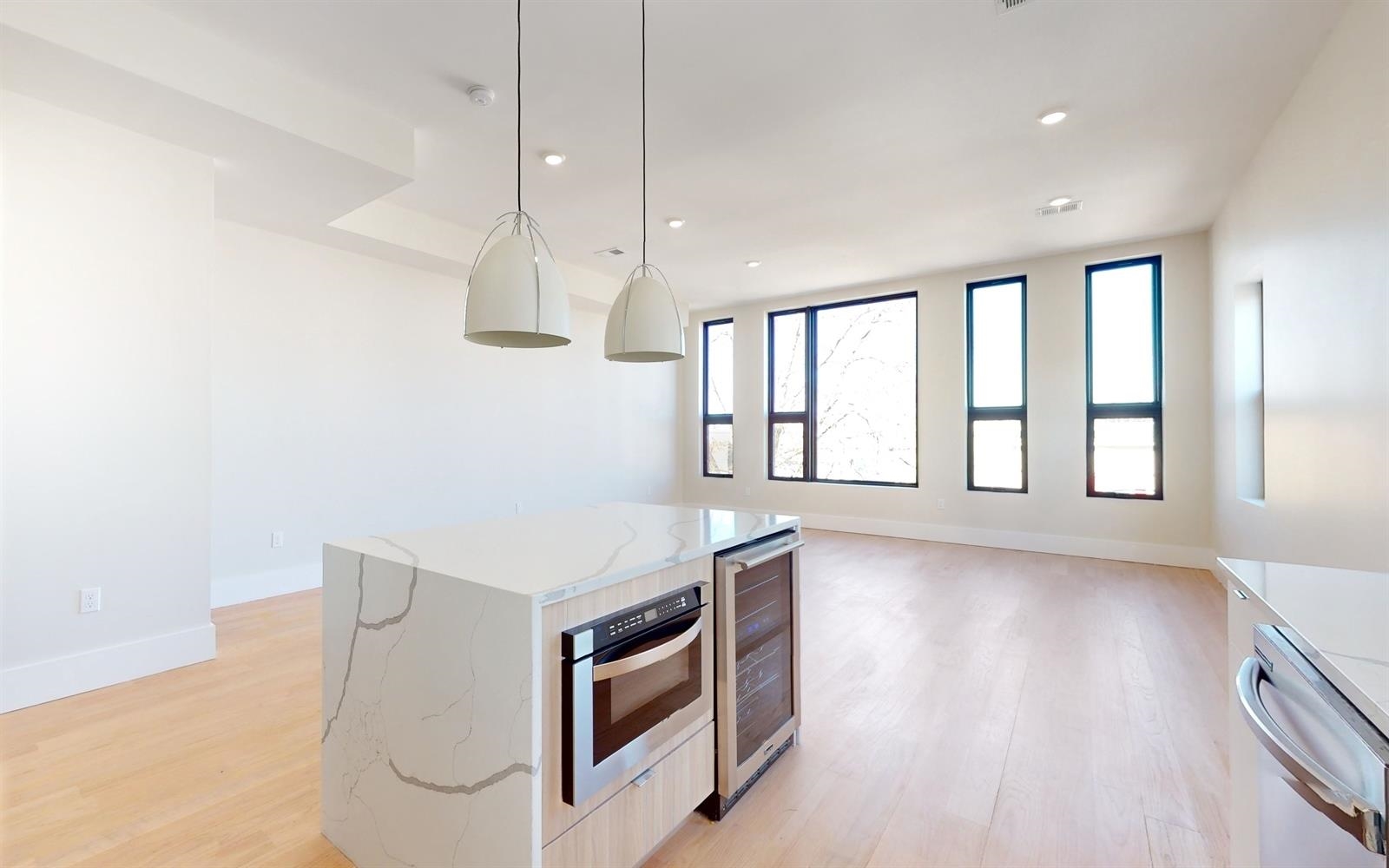 220 FREEMAN AVE Unit: 2