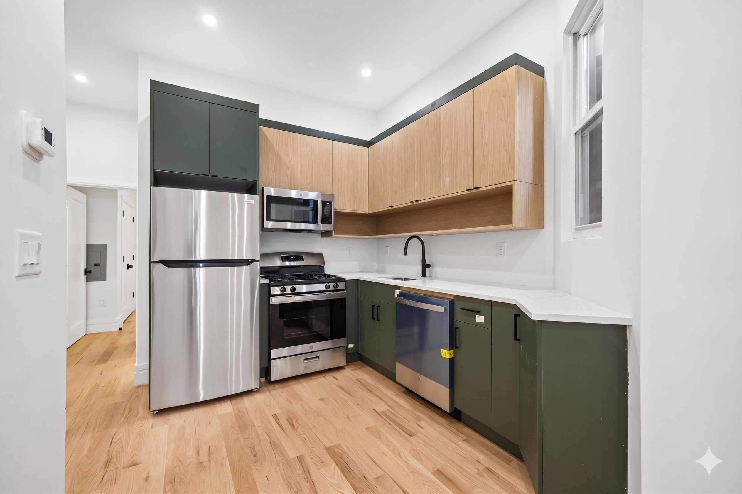 113 LINCOLN ST Unit: 1R