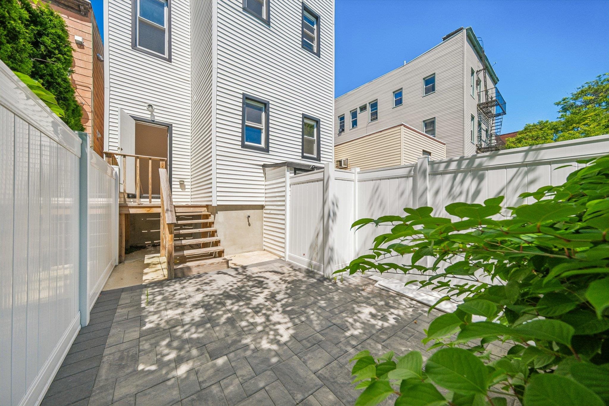 113 LINCOLN ST Unit: 1R