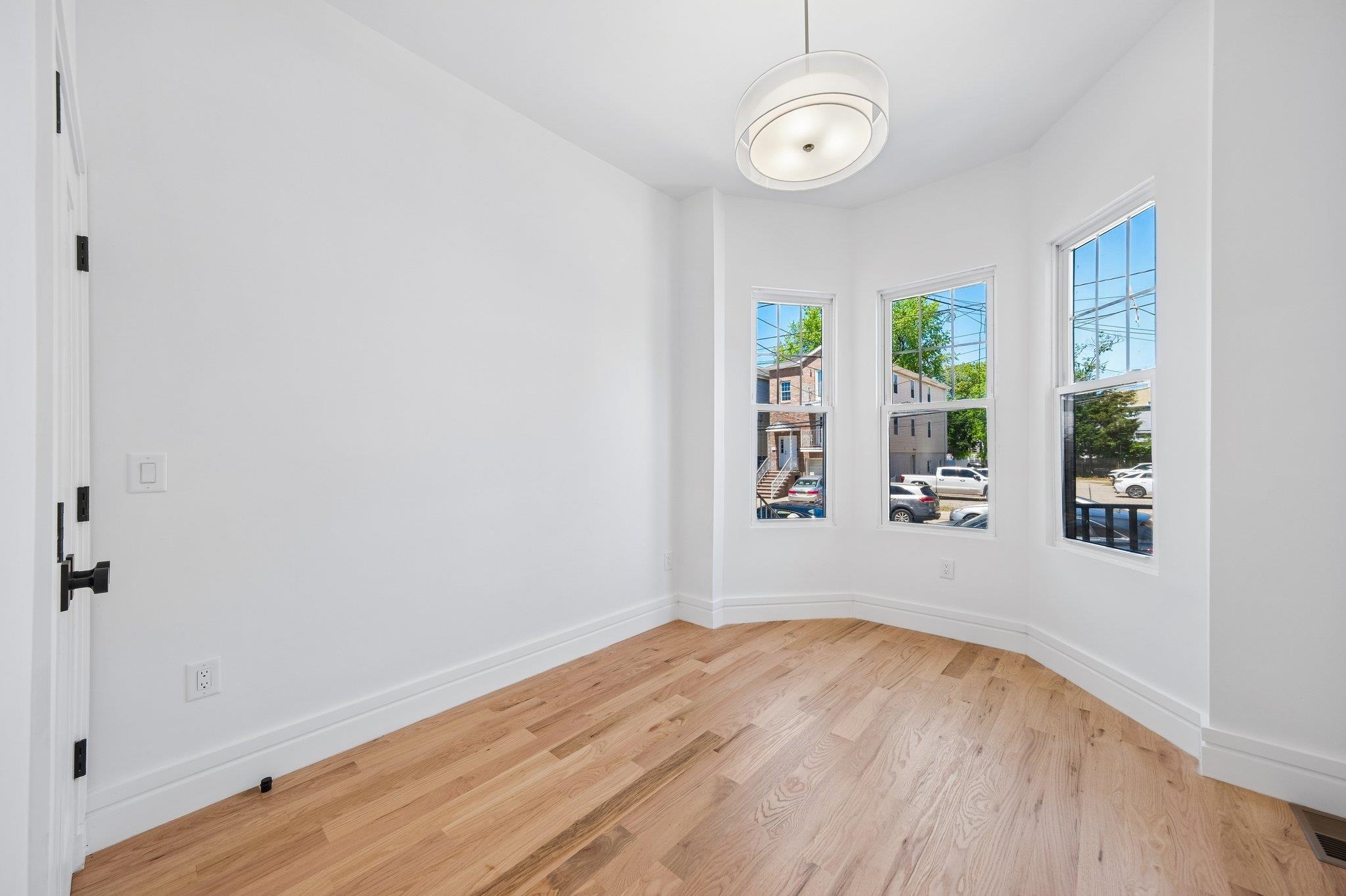 113 LINCOLN ST Unit: 1R
