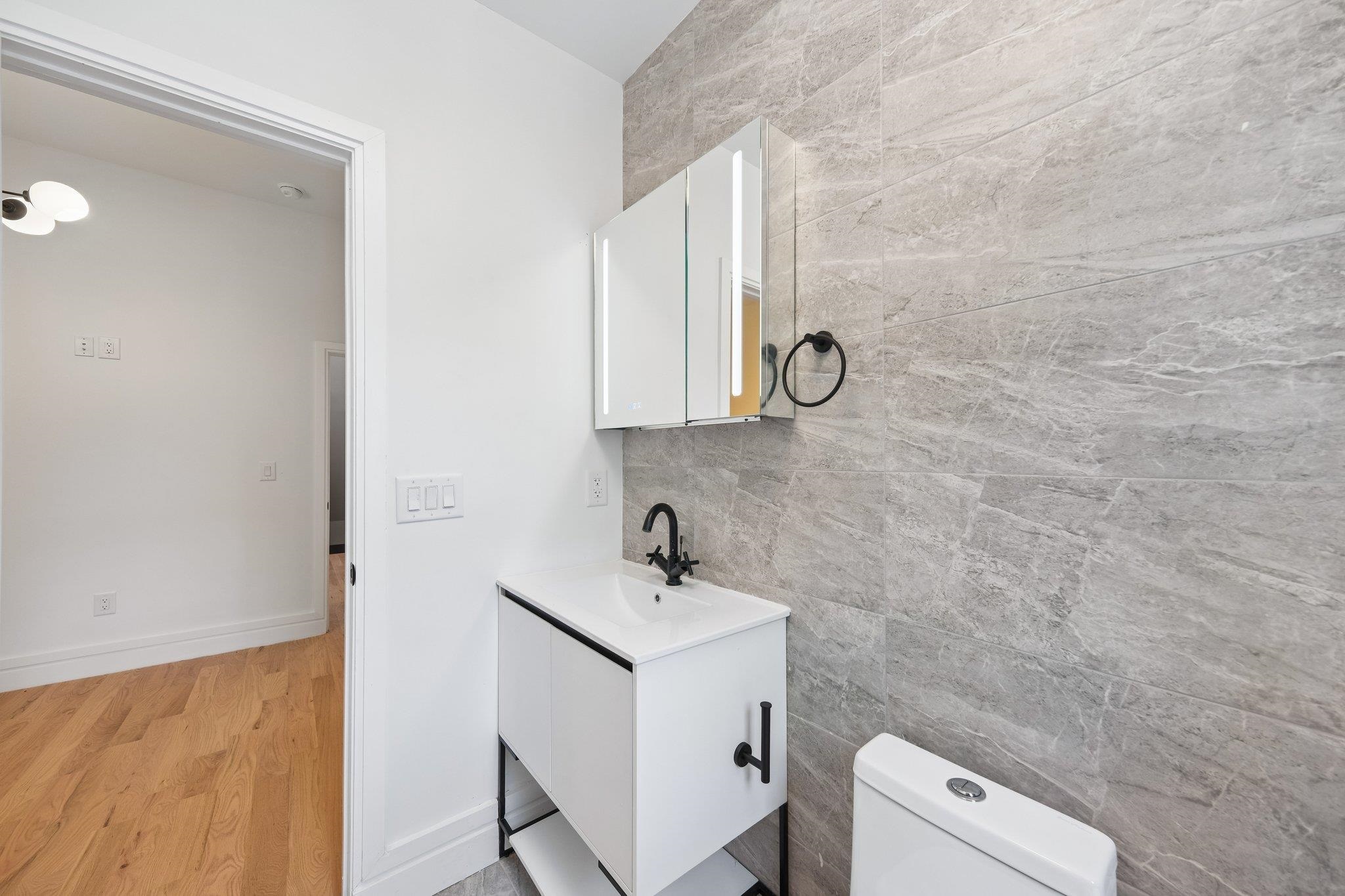 113 LINCOLN ST Unit: 1R