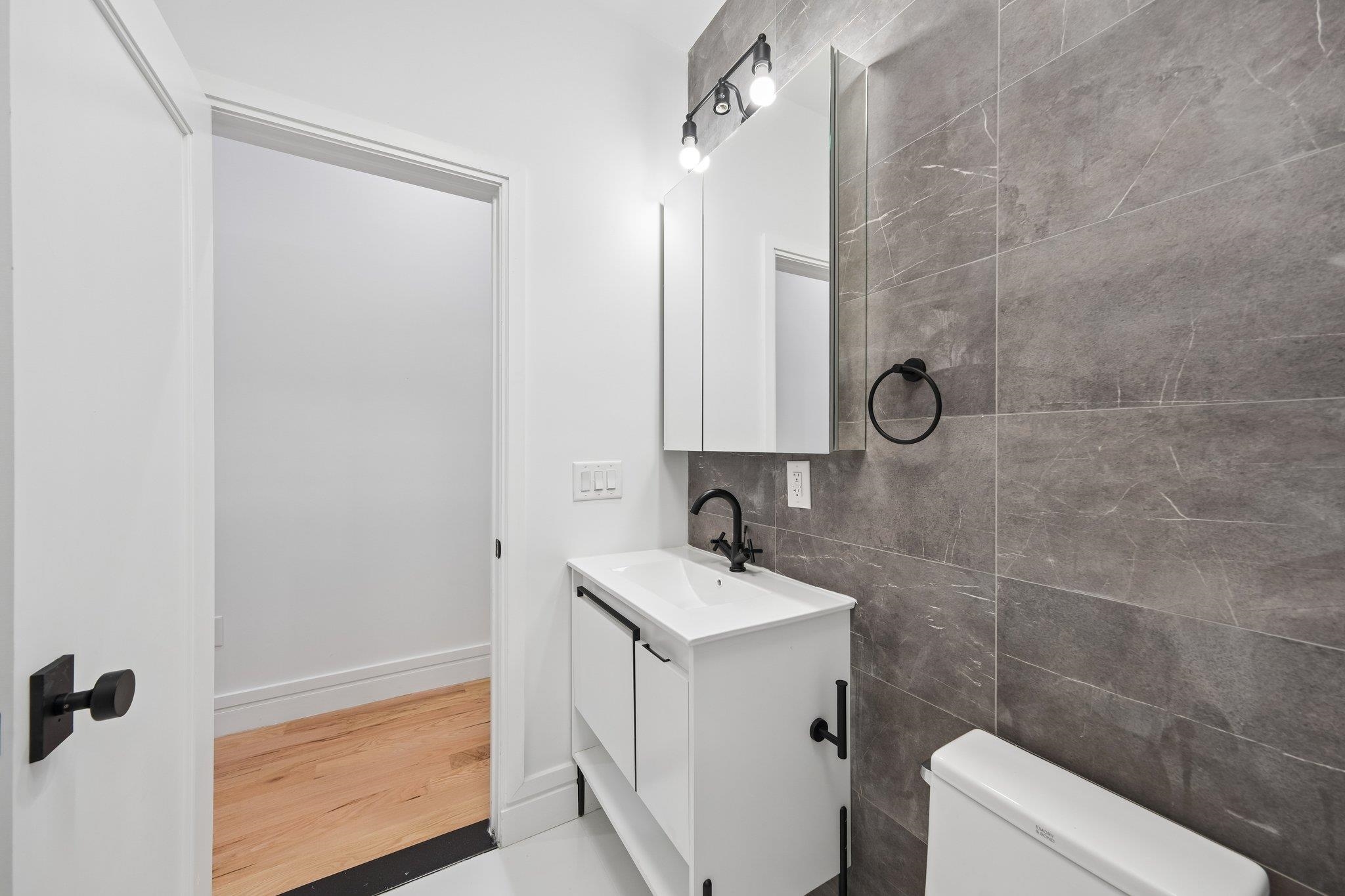 113 LINCOLN ST Unit: 1R