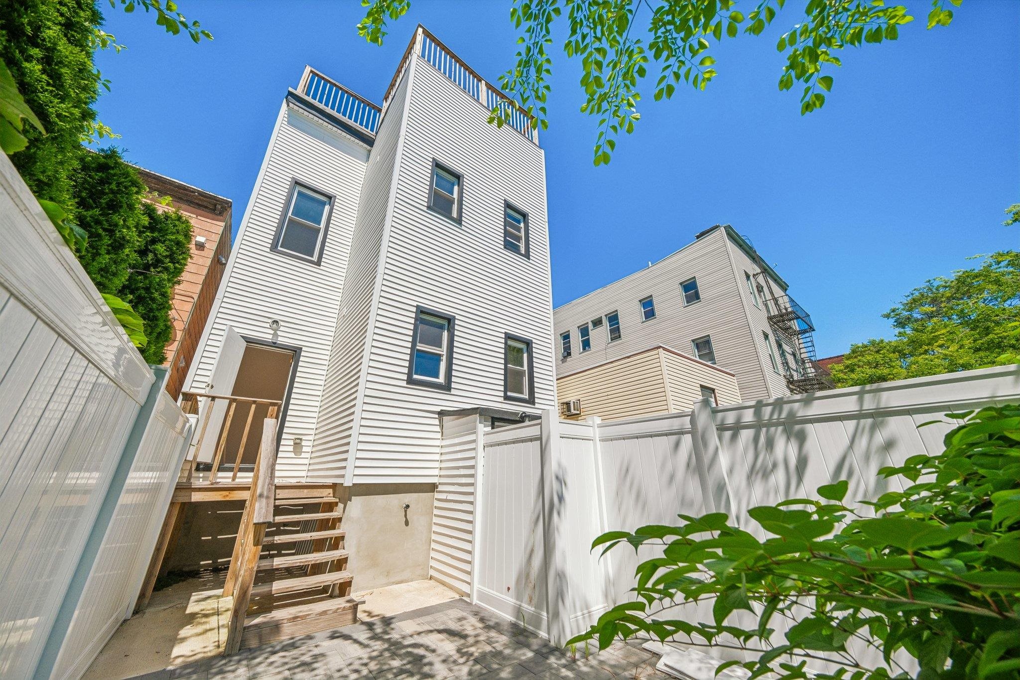 113 LINCOLN ST Unit: 1R
