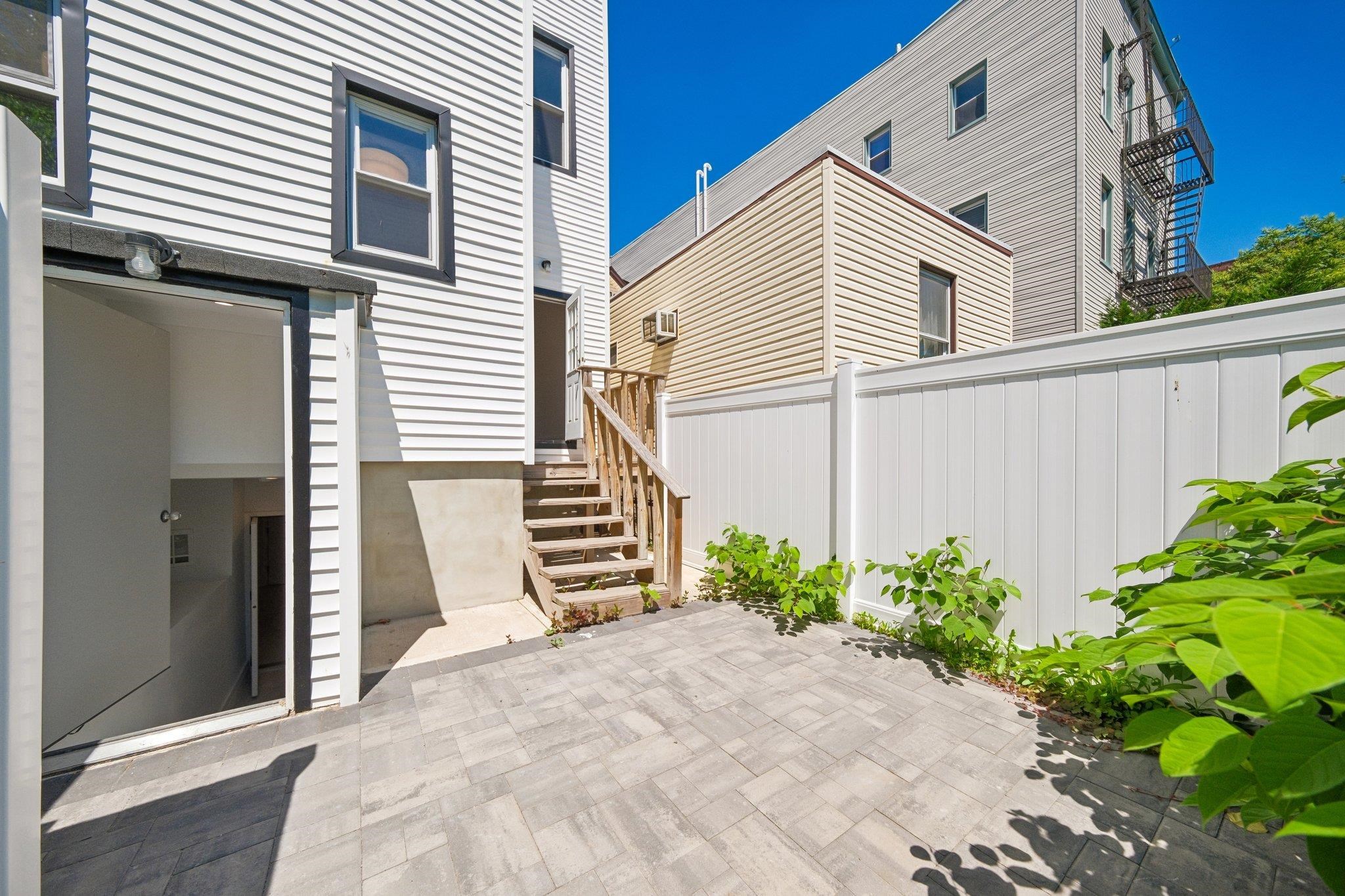 113 LINCOLN ST Unit: 1R