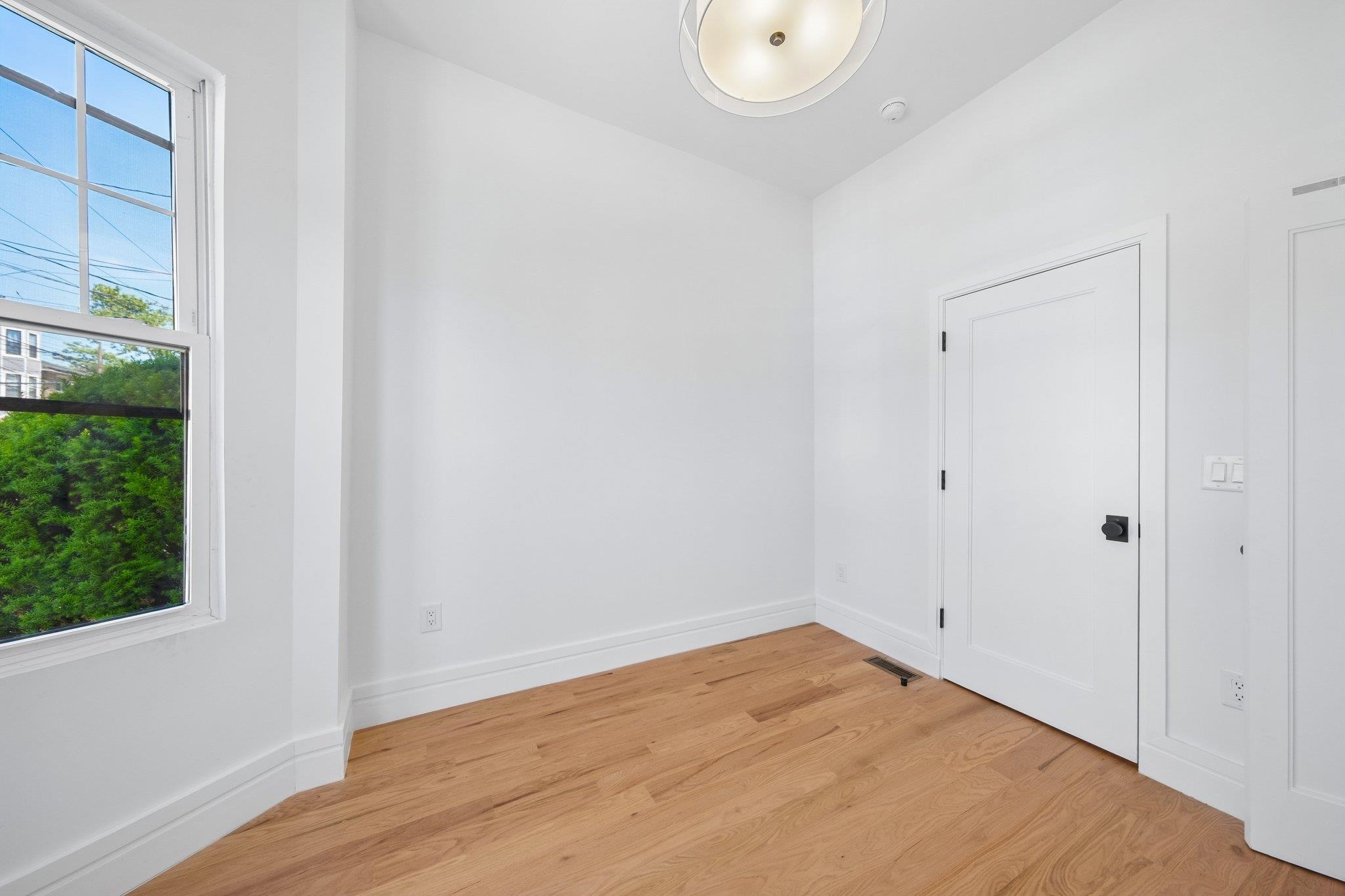 113 LINCOLN ST Unit: 1R